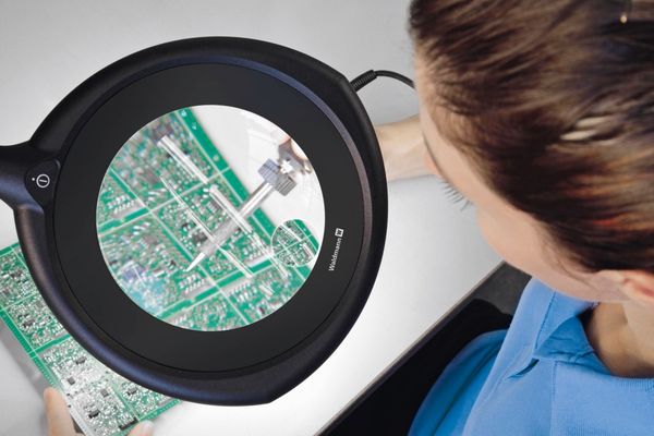 Gute Sicht und Beleuchtung sind entscheidend für eine ergonomische Arbeitsplatzgestaltung.